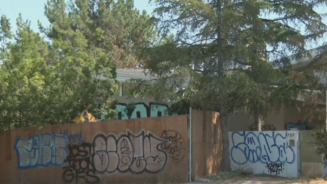 Grafiteros pintaron una mansión abandonada en Hollywood Hills, pese a que la ciudad cerró la propiedad con madera e instaló letreros advirtiendo que está prohibido entrar. La concejal Nithya Raman hizo un llamado al dueño del inmueble, después de años de quejas por parte de los habitantes del área, pues dicen que se convirtió en una peligrosa guarida de indigentes y consumidores de droga.