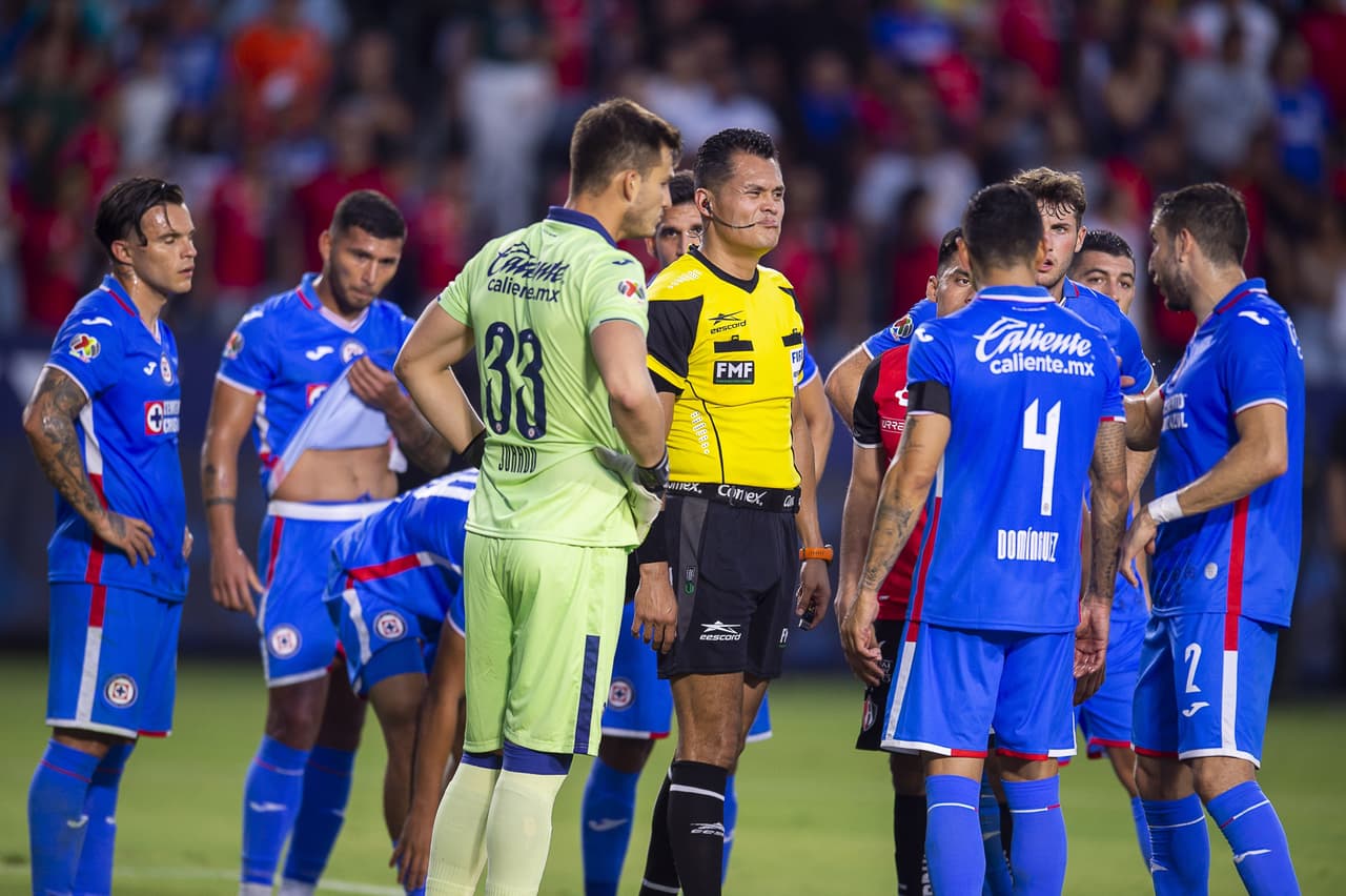 Julián Quiñones pasó de héroe a villano en cuestión de minutos, pues marcó el gol para empatar 2-2 en el tiempo reglamentario, pero voló el último cobro en los penales para darle el triunfo a Cruz Azul.