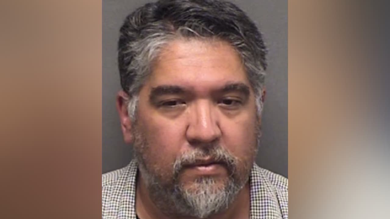 Abusó sexualmente de una niña durante al menos dos años y la obligaba a ver pornografía de otros menores violados