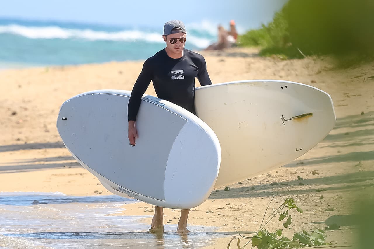 Tanta visita al gimnasio le ha dado muy buenos resultados al guapísimo Zac Efron. Con esos brazotes se antoja un buen apretón.