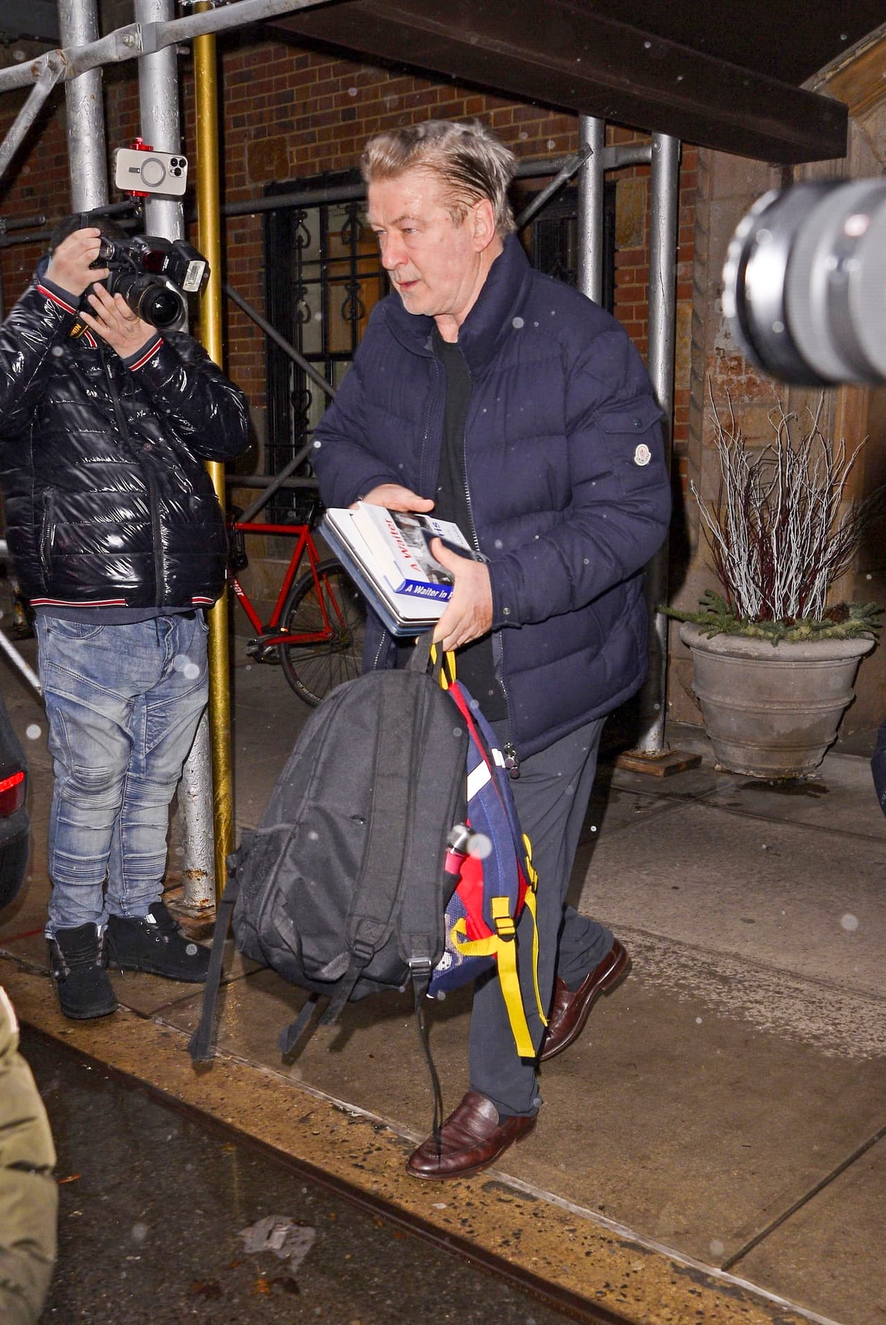El actor no dio declaraciones y solo trató de huir de los flachazos al momento que cargaba libros y mochilas de sus vástagos.