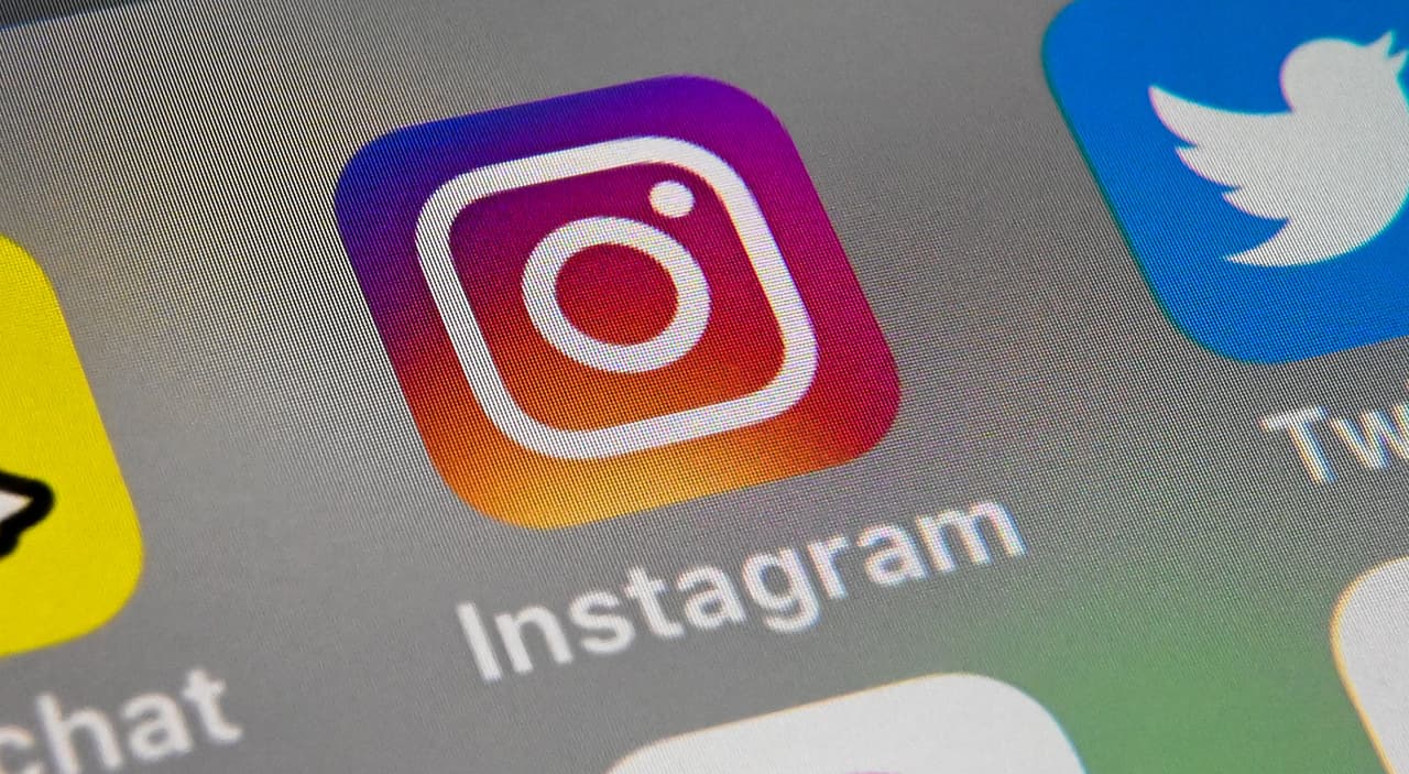 <h3 class="cms-H3-H3">8. Instagram</h3>
<br>
<br>Una de las redes sociales más populares en el mundo, en la que se permite compartir videos e imágenes con otros usuarios, 
<b>requiere de un 79% de las funciones del smartphone</b> una vez que se está utilizando. 
<br>
<br>