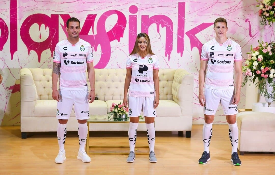 Atlas y Santos presente unos hermosos jerseys de edición especial para apoyar a la lucha frente al Cáncer de Mama en México.