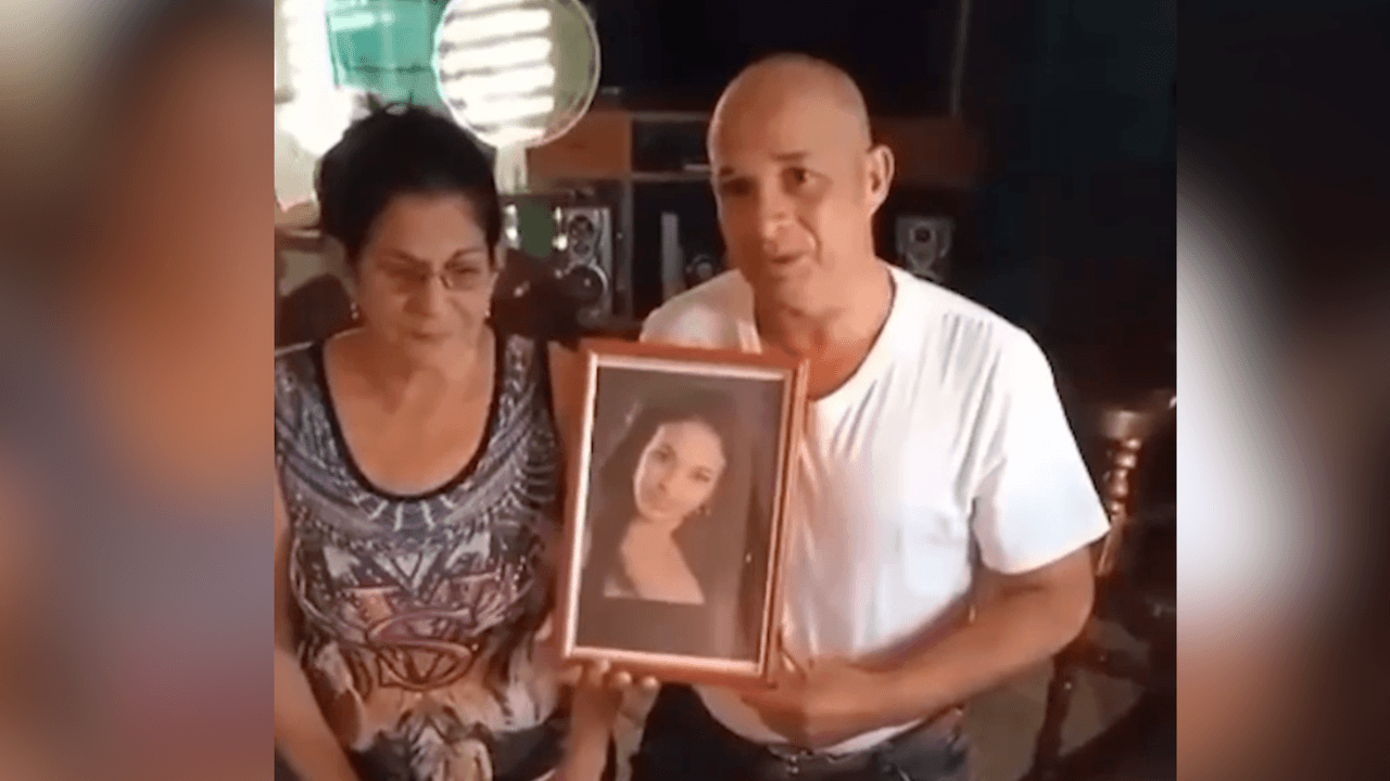 <h2 class="cms-H2-H2"><b>Los padres de Mariadelis lanzan un mensaje de desesperación desde Cuba</b></h2>
<br>
<br>Desde Cuba, los papás de Mariadelis estaban desesperados para poder encontrar a su hija y suplicaban a las personas de San Antonio en un video ayuda. “Esta es la niña más amable del mundo para que le suceda algo, Dios Santo”, dijo su papá entre lágrimas en el video.