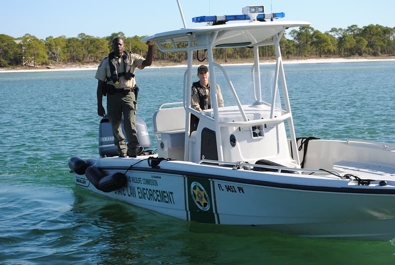 Un oficial de la ley puede detener cualquier embarcación para verificar el registro del bote, el equipo de seguridad de navegación y para realizar inspecciones de acuerdo con la ley estatal. 
<br>