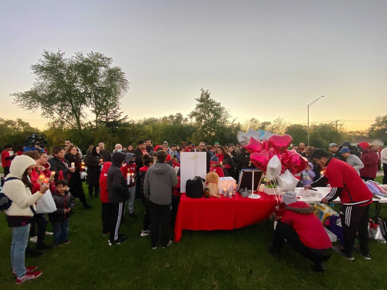 “Dios se llevó a mi hijo”, dijo Savino León luego de que su hijo Gio de 7 años murió atropellado tras correr atrás de un balón en Chicago Heights. “Uno le dice a sus niños que no cruce a la calle, pero en minutos muchas cosas pueden pasar y no puedes controlar todo”, lamenta el padre de Gio. Aquí otro aspecto de la vigilia en honor del pequeño.