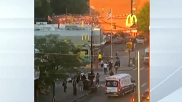 Empleado de McDonald’s recibe un balazo tras una disputa por una orden en pleno restaurante