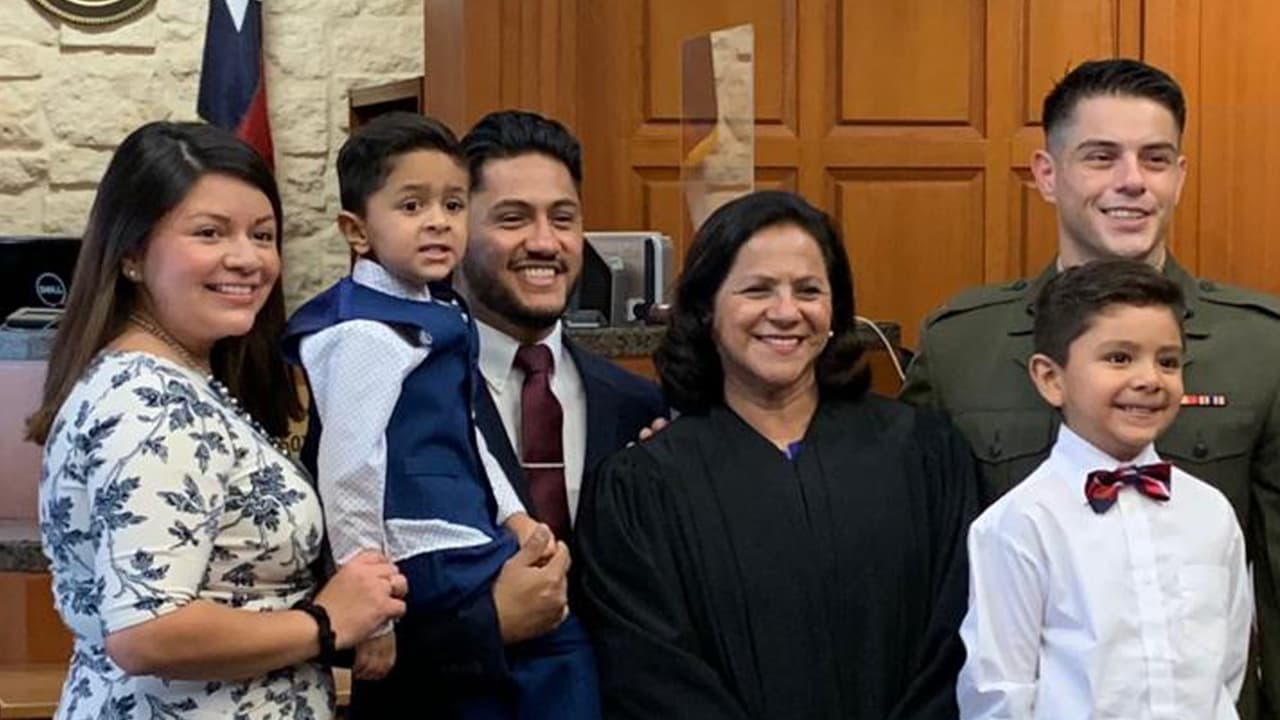 Aarón Lombrana se graduó de la escuela de leyes de Texas A&M.