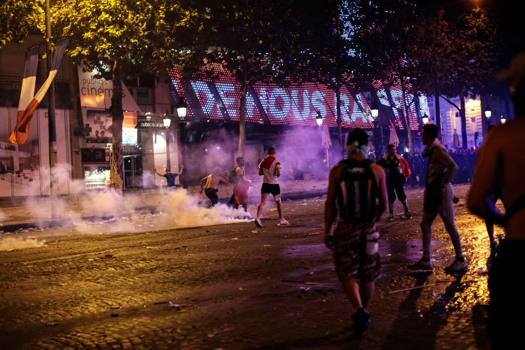La madrugada en París fue escenario de enfrentamientos entre la Policía y cientos de personas tras la celebración del título de Francia en el Mundial de Rusia 2018.