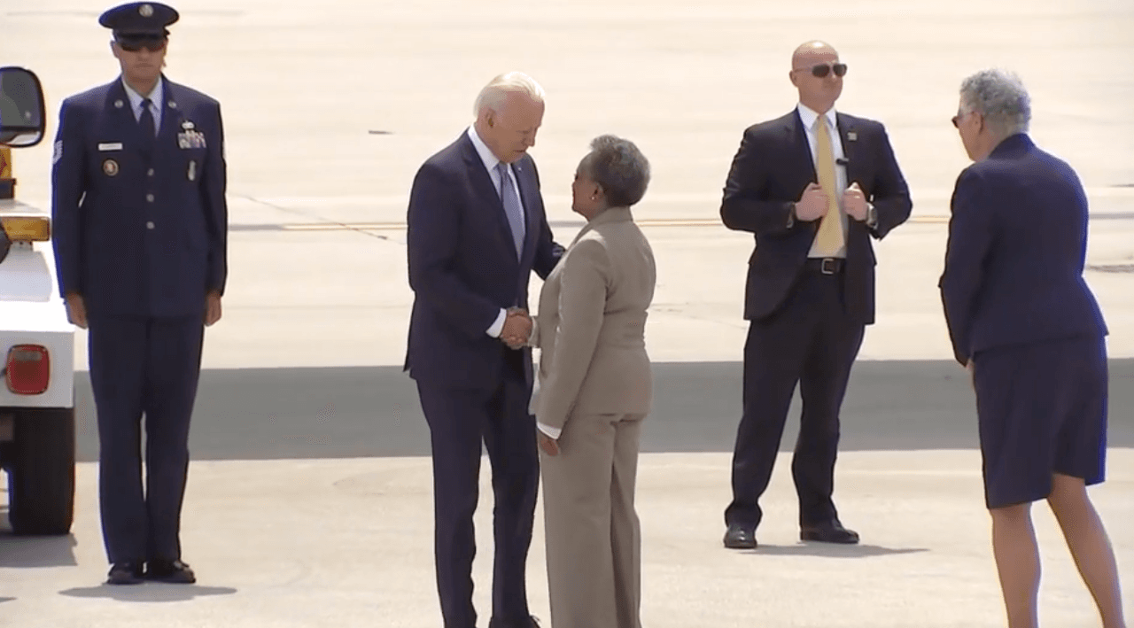 Cada gobierno deberá presentar sus proyectos de infraestructura para recibir los fondos de Washington. En el caso de Illinois y Chicago incluirían la reconstrucción de la parte norte del Lake Shore Drive, la extension de la línea roja de trenes de la CTA, la construcción de nuevas tuberías de agua potable y la reparación 8 mil millas de rutas y calles, por un total de casi 10 mil millones de dólares, según calculan expertos.