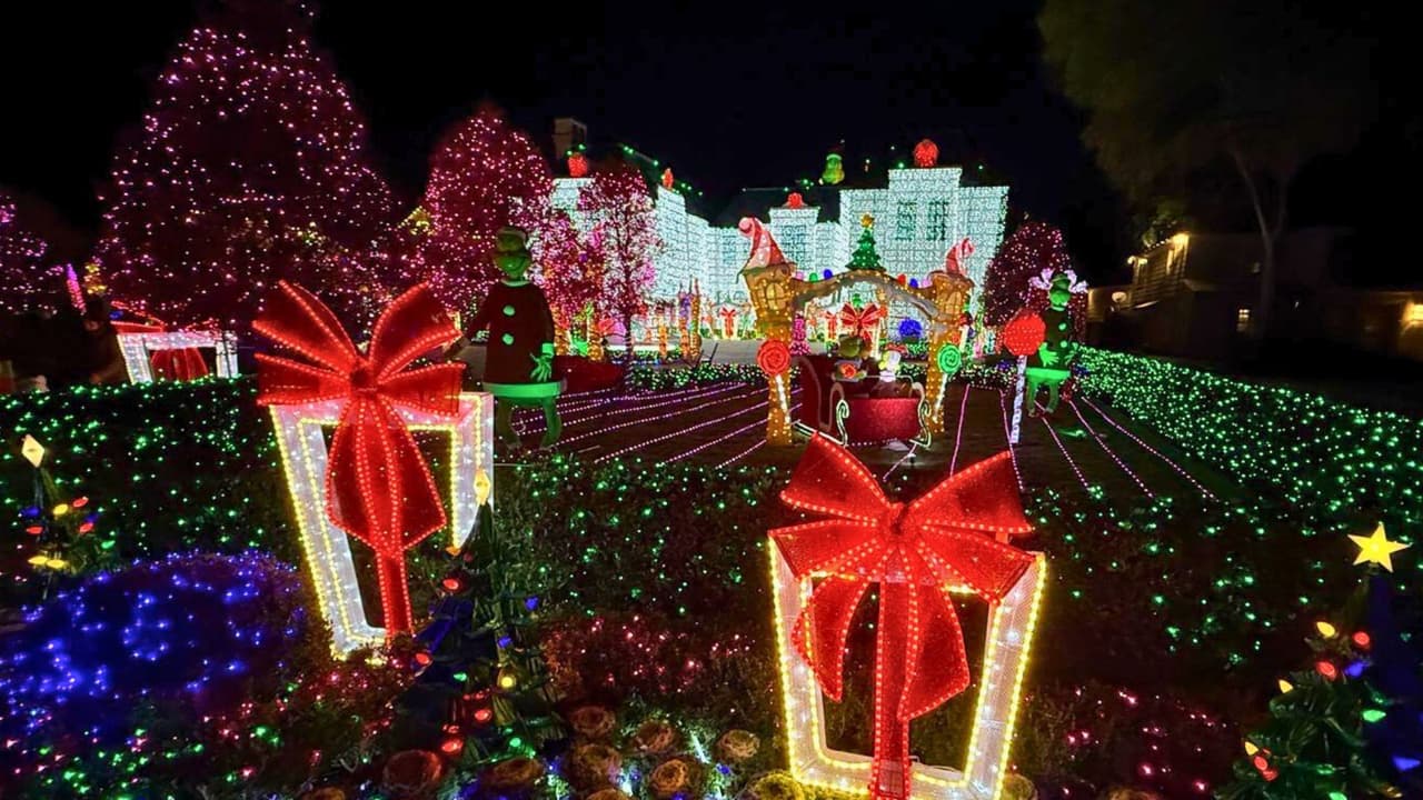 Ahora para la temporada navideña, esta gran casa tiene en sus jardines cientos de luces, regalos iluminados, túneles y demás atracciones.
