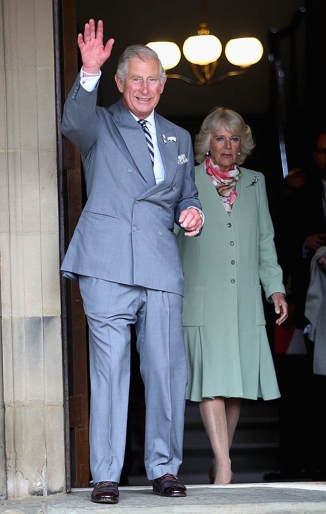 En 2005, el príncipe Carlos se casó con
<a href="https://www.univision.com/famosos/principe-carlos-y-camilla-como-se-conocieron-jovenes">Camilla </a>en una discreta ceremonia civil.