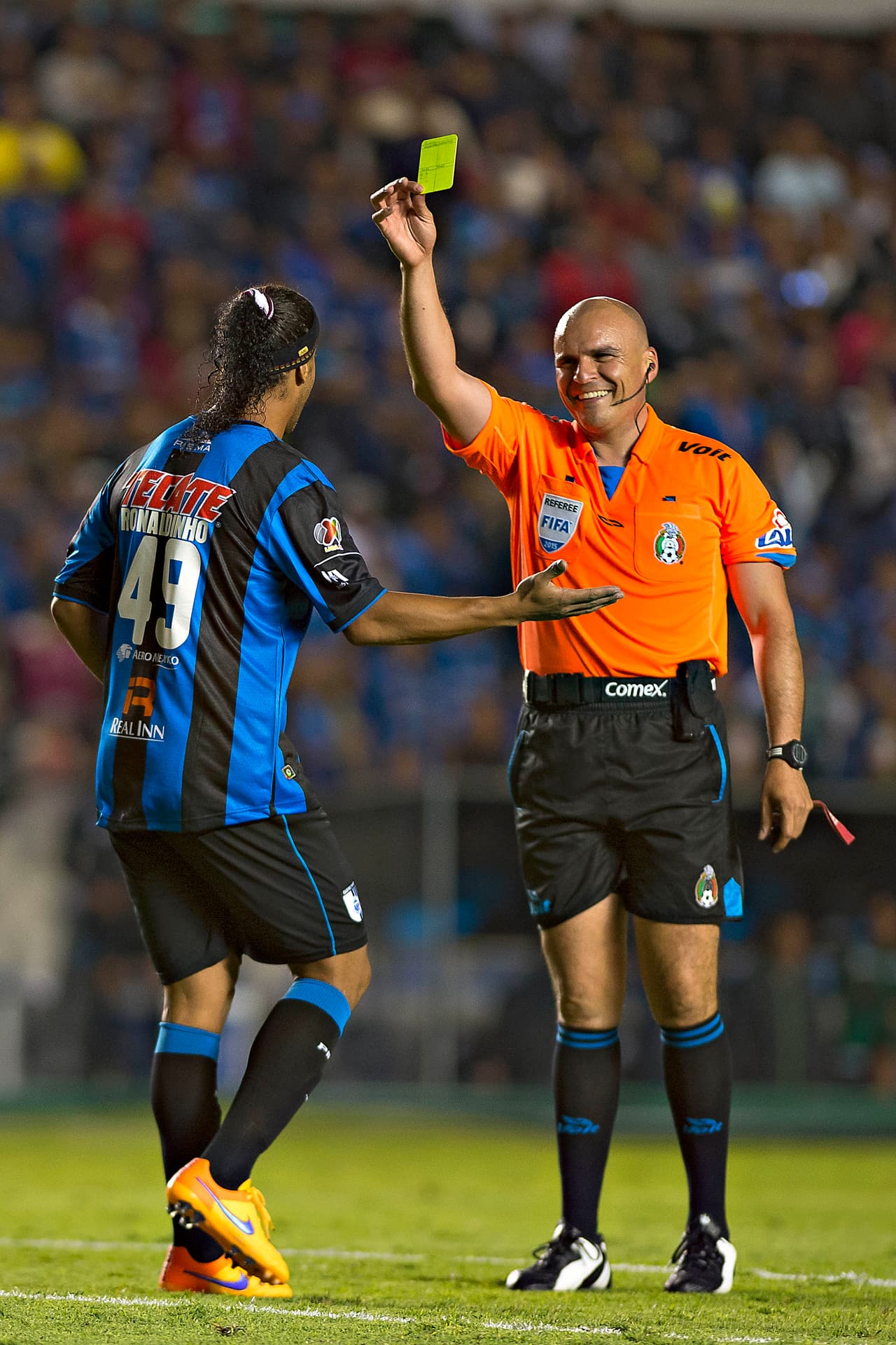 El árbitro mexicano, Francisco Chacón, únicamente le mostró la cartulina preventiva al crack brasileño y lo hizo con una sonrisa en el rostro.