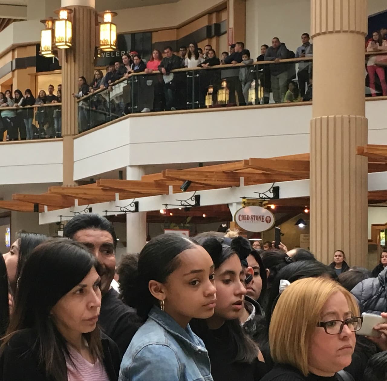Las fanáticas de CNCO recibieron al grupo con los brazos abiertos. El centro comercial donde se realizó el meet and greet estaba llenos de fans que les esperaban desde las 5 de la mañana para tomarse una foto con ellos y conocerlos en persona.