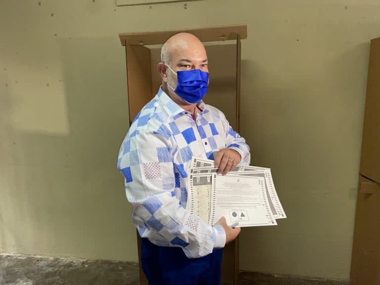El presidente de la Cámara de Representantes, Carlos Méndez Núñez, ejerció esta mañana su derecho al voto. El político votó en una sola “cruz” bajo la insignia del Partido Nuevo Progresista (PNP) en las tres papeletas: legislativa, municipal y estatal.