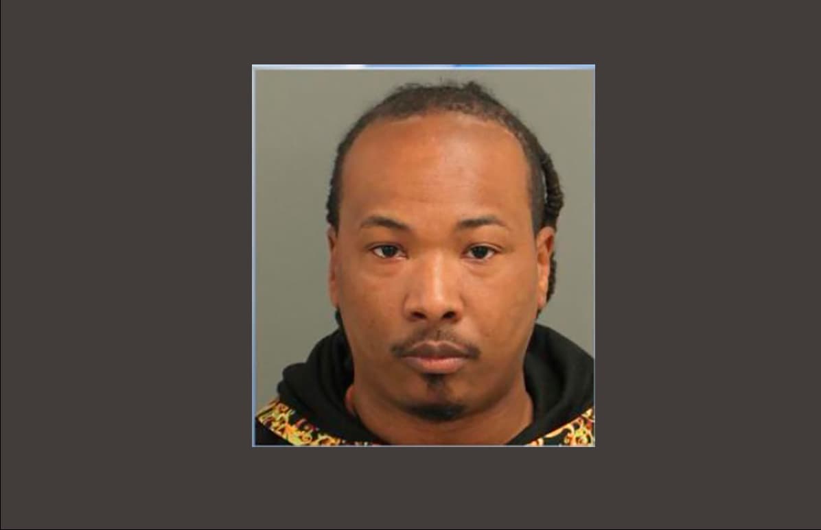 Pastor de Durham es acusado de delitos sexuales con un niño de 13 años