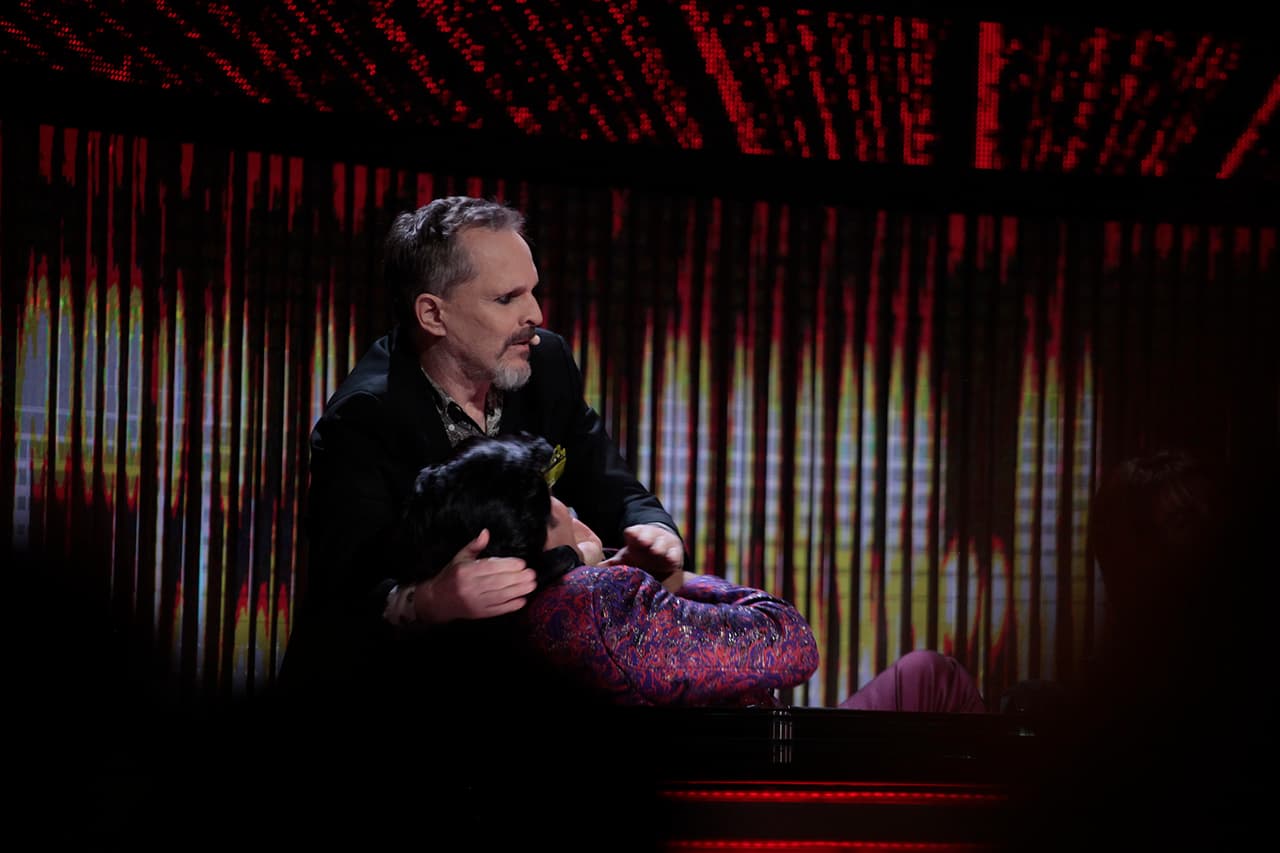 "Yo decía que sí a todos nos tocara beso, pero yo creí que a mí me iba a tocar de Ana Torroja", comentó Albertano, bromeando. De la impresión, el comediante se cayó de la silla.