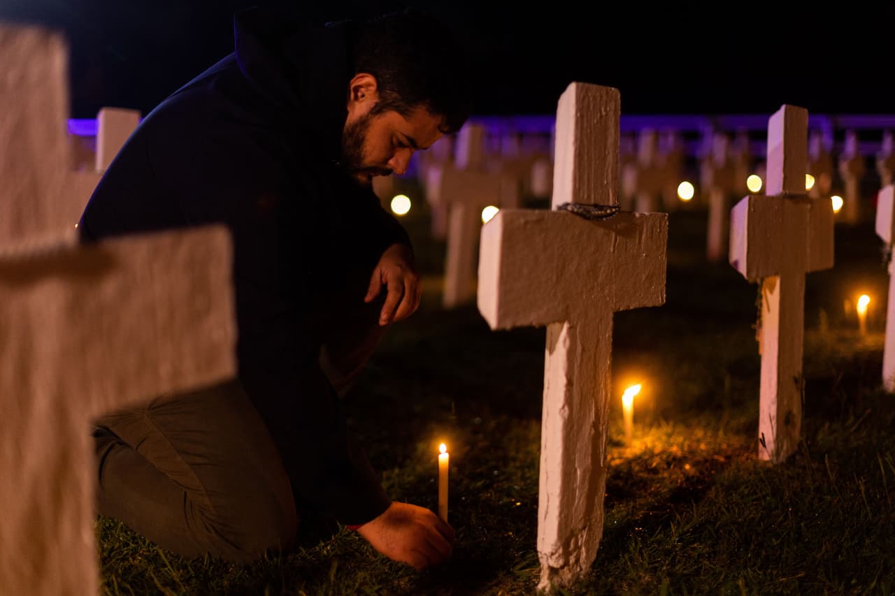 En el año 2000 se decretó el 2 de Abril como el Día del Veterano y de los Caídos en la guerra de Malvinas. Con la fecha el Estado argentino busca honrar a los soldados muertos, además de informar sobre la historia del conflicto del Atlántico Sur y sobre la situación actual de las islas bajo reclamo argentino ante Naciones Unidas.
<br>
<br>
