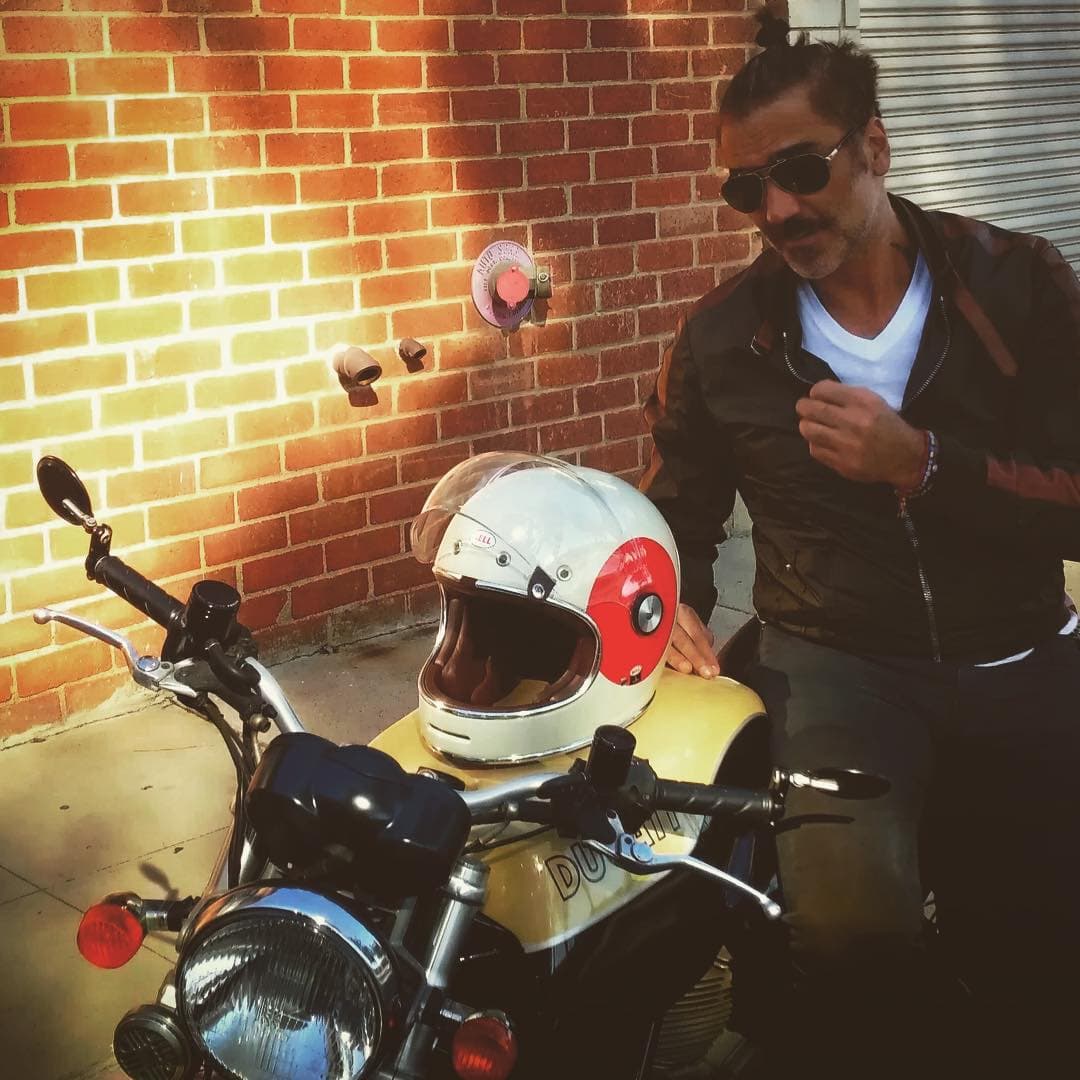 Se trata de una moto 
<b>Ducati Sport 1000 Biposto, </b>con un motor de 992 cc de cilindrada y potencia de 92 caballos de potencia, con una transmisión de seis velocidades. Chasis multitubular de acero, suspensión delantera tipo horquilla invertida y llantas de 17 pulgadas. Su precio, es a partir de 25,000 dólares.