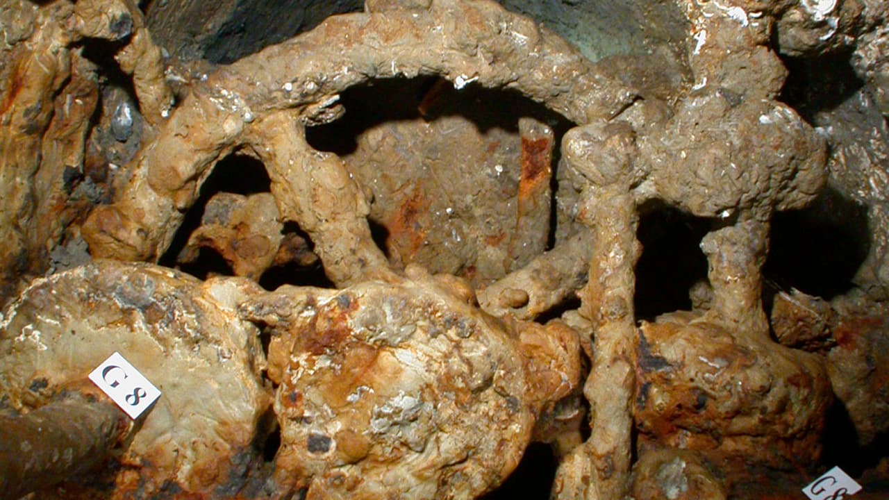 Al final del día el protocolo se invierte, asegurando en todo momento que el submarino mantenga la humedad. “El trabajo es agotador física y mentalmente. Los expertos deben permanecer en varias posiciones incómodas durante horas trabajando en compartimientos pequeños”, explica Friends of the Hunley en un correo electrónico.