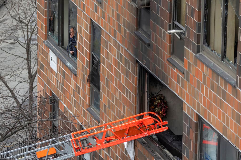 Los residentes atrapados
<b>rompieron cristales para poder respirar y colocaron toallas húmedas debajo de las puertas</b> a medida que el humo subía desde un apartamento de un piso inferior donde el fuego comenzó. Fue posible ver a muchos niños que recibían oxígeno luego de caminar con dificultad tras ser sacados del edificio. Las personas desalojadas tenían el rostro cubierto de hollín.