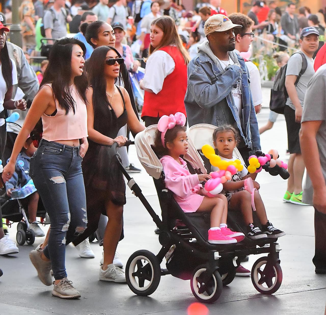 También los acompañaron algunos amigos. Aquí está con la que es, al parecer, su asistente personal.