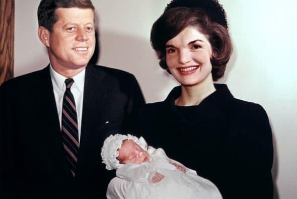 Su compromiso lo anunciaron el 15 de junio de 1953 y se casaron el 12 de septiembre del mismo año. La boda fue considerada como el evento social de la temporada.