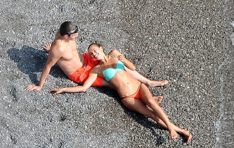 La modelo rusa Irina Shayk y el actor estadounidense Bradley Cooper fueron fotografiados muy acaramelados en Italia mientras disfrutan de sus vacaciones.