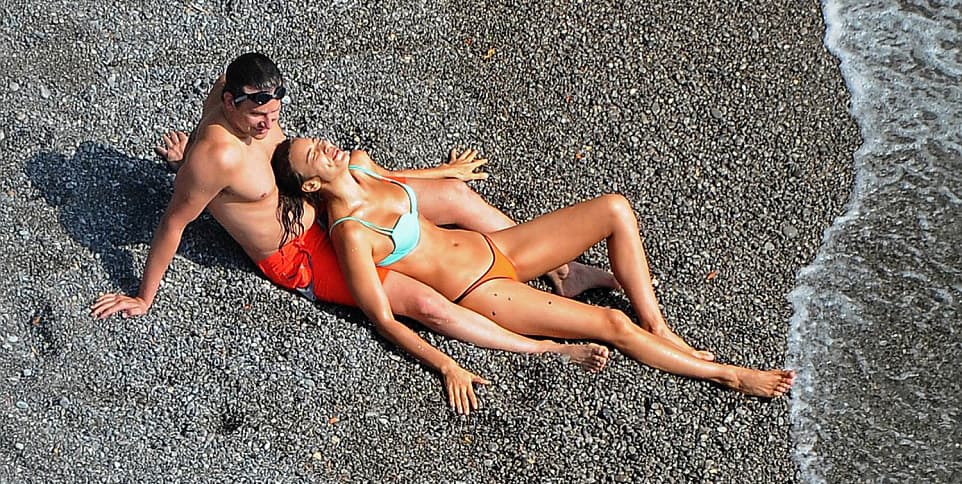 La modelo rusa Irina Shayk y el actor estadounidense Bradley Cooper fueron fotografiados muy acaramelados en Italia mientras disfrutan de sus vacaciones.