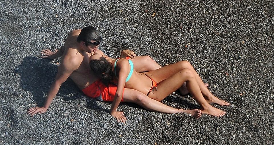 La modelo rusa Irina Shayk y el actor estadounidense Bradley Cooper fueron fotografiados muy acaramelados en Italia mientras disfrutan de sus vacaciones.