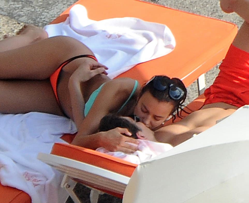 La modelo rusa Irina Shayk y el actor estadounidense Bradley Cooper fueron fotografiados muy acaramelados en Italia mientras disfrutan de sus vacaciones.