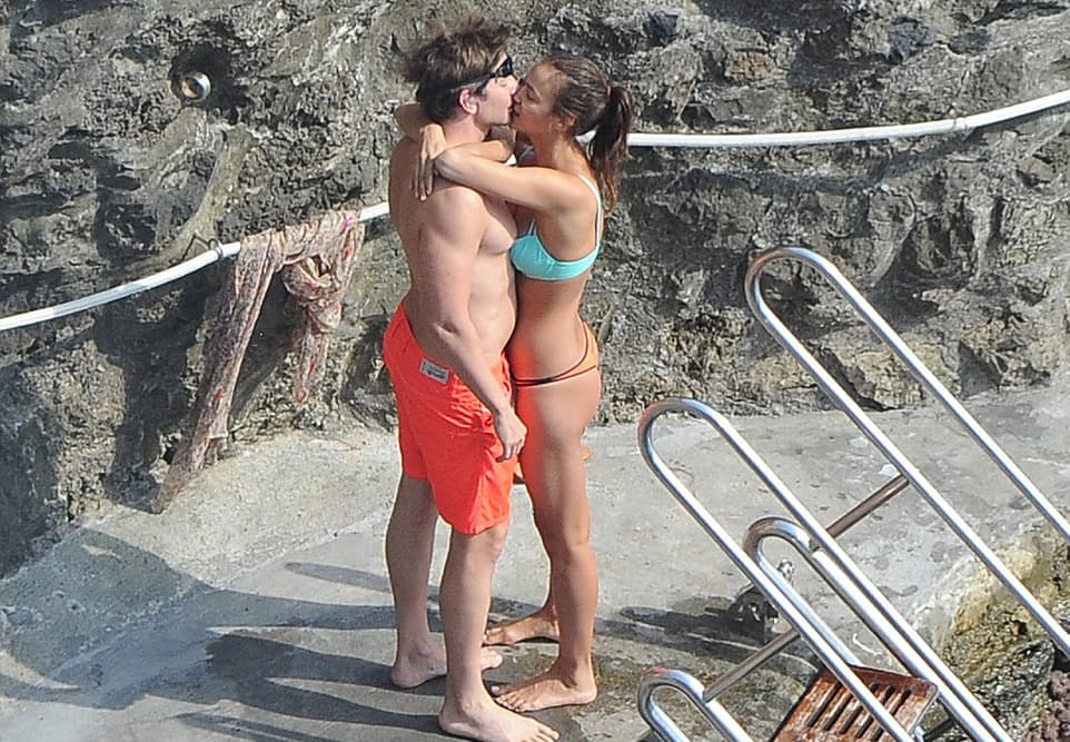 La modelo rusa Irina Shayk y el actor estadounidense Bradley Cooper fueron fotografiados muy acaramelados en Italia mientras disfrutan de sus vacaciones.