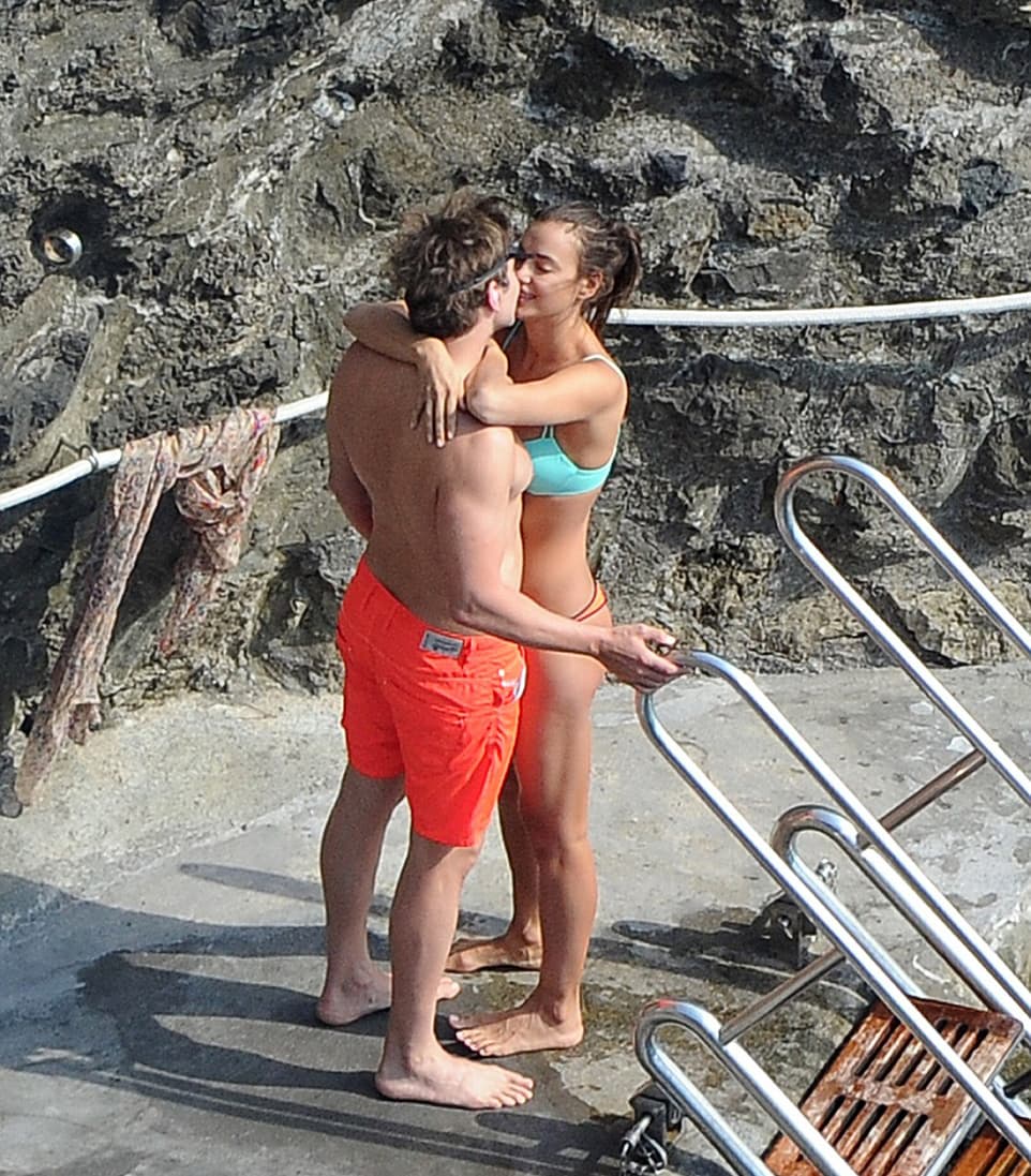 La modelo rusa Irina Shayk y el actor estadounidense Bradley Cooper fueron fotografiados muy acaramelados en Italia mientras disfrutan de sus vacaciones.