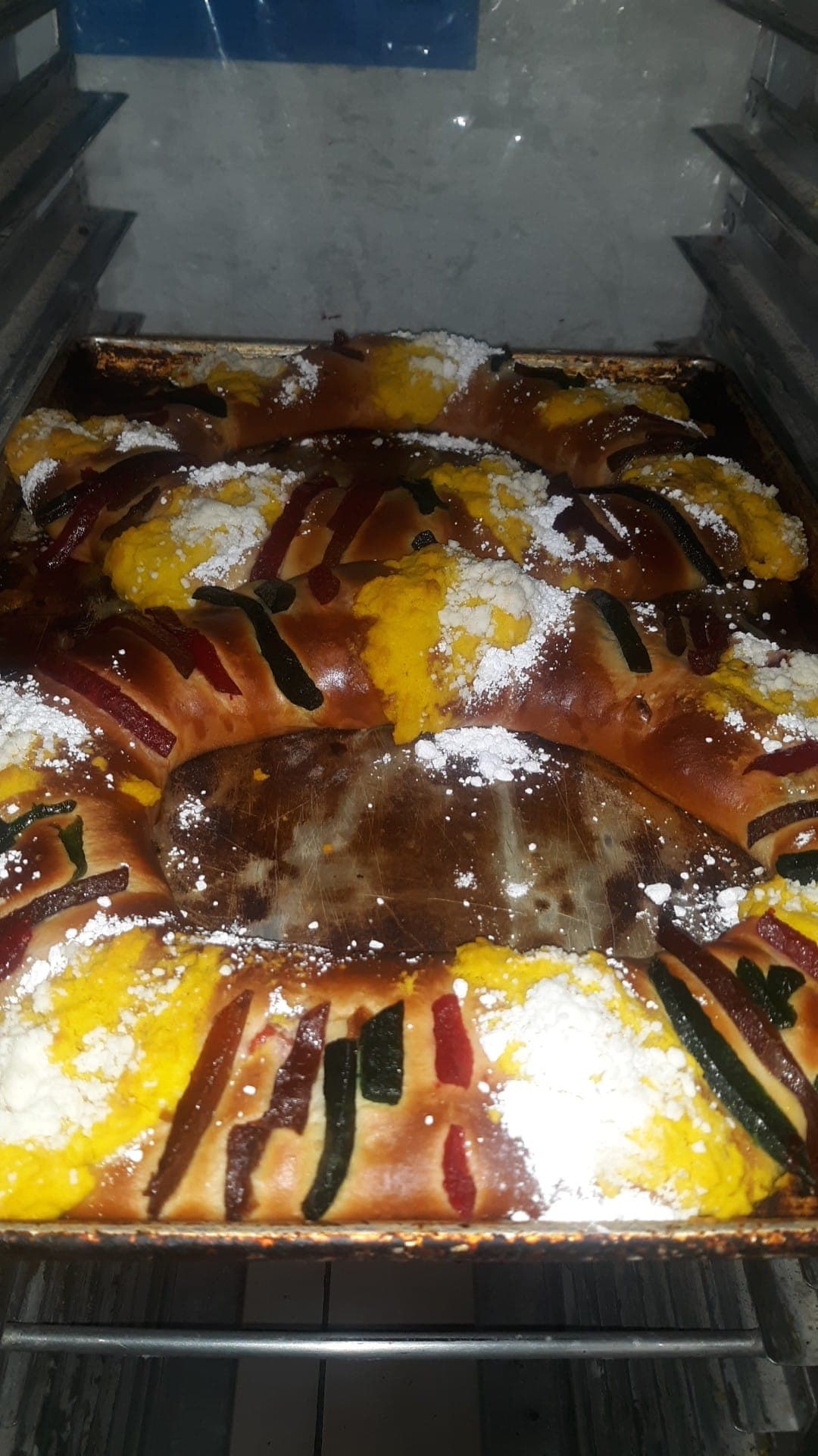 Esta rosca es de Estrella Bakery de Bakersfield. Los puedes encontrar en 2400 Wible Rd. Suite 11, Bakersfield.