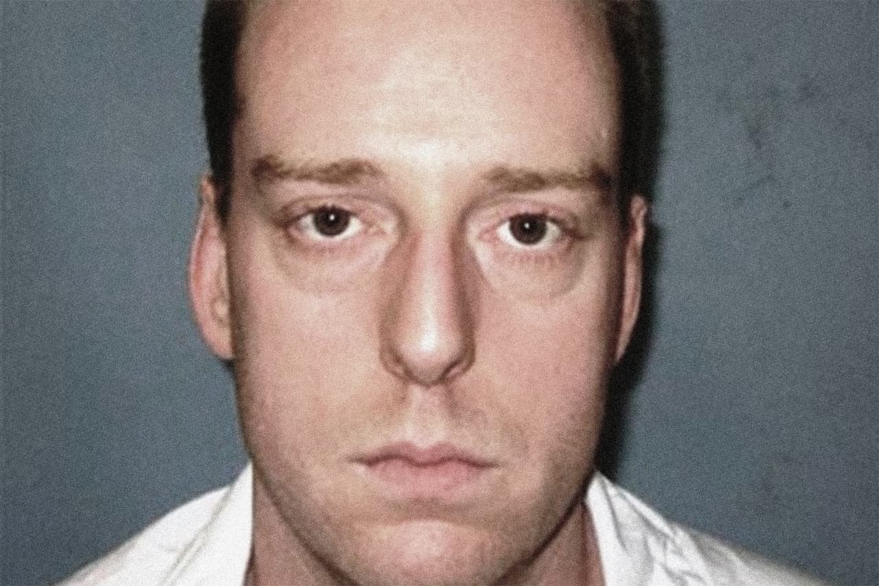 <b>Ronald Bert Smith, Jr. Ejecutado con inyección letal el 8 de diciembre de 2016 en Alabama.</b> Ronald Smith (ex explorador águila y reservista del ejército) fue declarado culpable del asesinato de un empleado de una tienda en 1994. El jurado en su juicio votó 7-5 recomendando un castigo de cadena perpetua. Alabama, sin embargo, no requiere unanimidad ni voto mayoritario antes de que el juez pueda condenar a un acusado a muerte. Smith se sacudió, jadeó y tosió mientras luchaba por respirar durante 13 minutos después de que se administraran los medicamentos letales, y la muerte se declaró 34 minutos después de que comenzara el proceso. También "apretó los puños y levantó la cabeza durante la primera parte del procedimiento". Alabama utilizó el polémico sedante Midazolam en la ejecución.