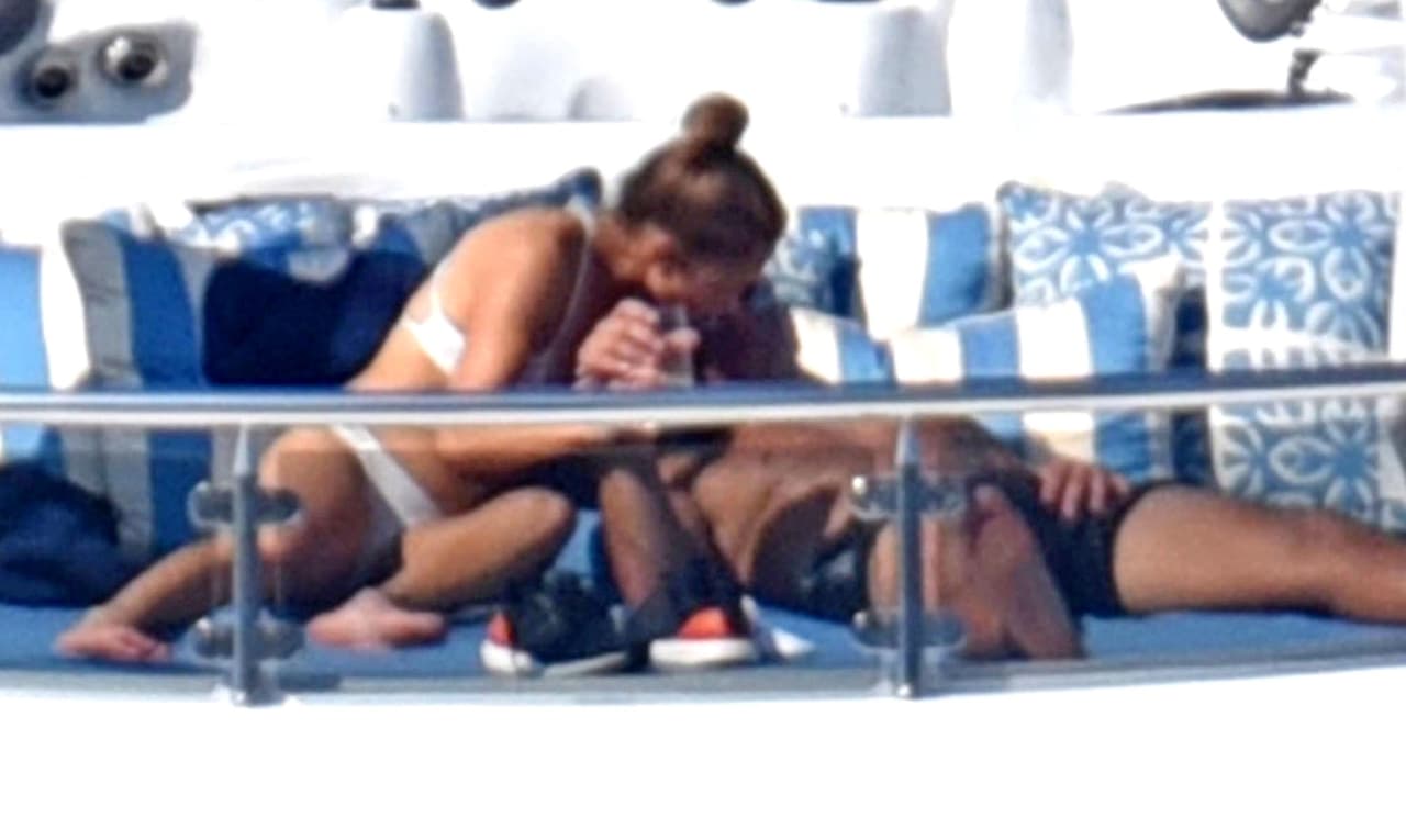 La pareja, que acostumbra a
<a href="https://www.univision.com/entretenimiento/celebridades/jlo-y-alex-rodriguez-se-besan-y-derrochan-romanticismo-en-las-calles-de-los-angeles-fotos">repartir besos</a> y caricias en público, aprovechó el tiempo de descanso para derrochar cariño y tomar el sol, aunque eso no fue lo más que llamó la atención.