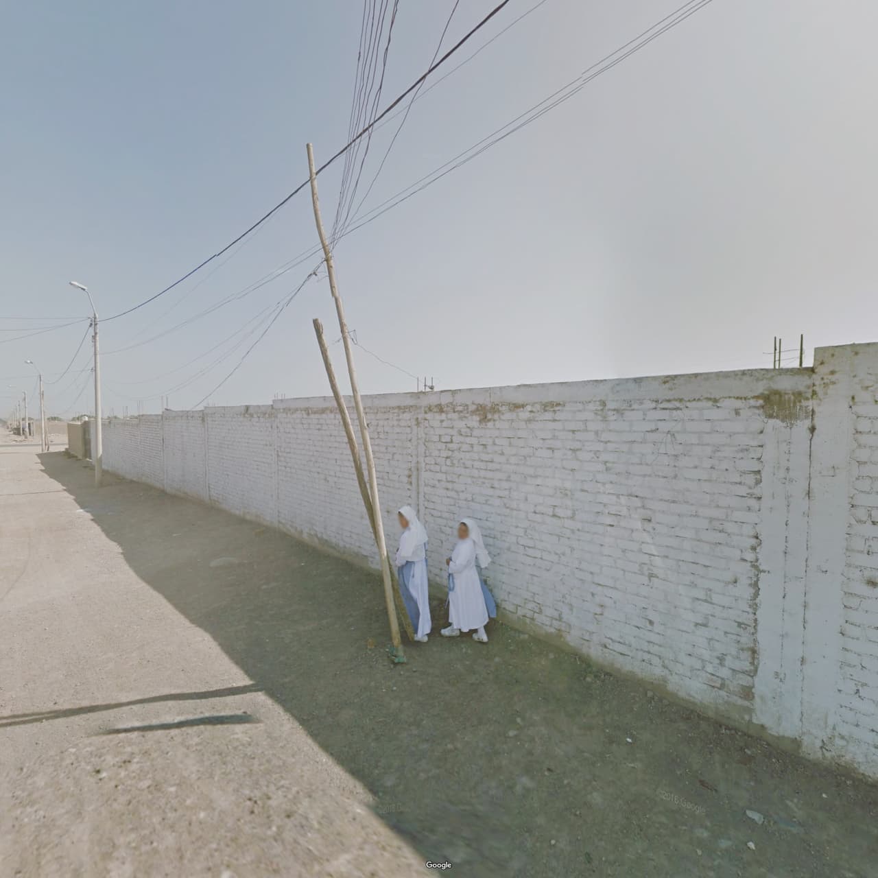 Cuando estoy viajando a través de la herramienta de Google Street View me encanta quedarme en los lugares que están cerca a la línea del Ecuador, o por el contrario, lugares que están extremadamente lejos en donde la luz es o muy opaca y baja o muy resplandeciente. Esta la tomé explorando las calles de Lima.