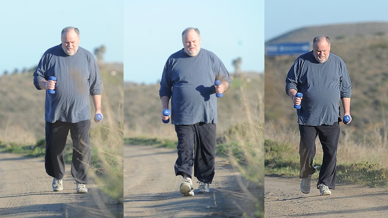 Otra de las actividades del padre de la novia es el ejercicio físico, como muestran las imágenes tomadas en abril, donde está caminado por una carretera de tierra en Rosarito.
