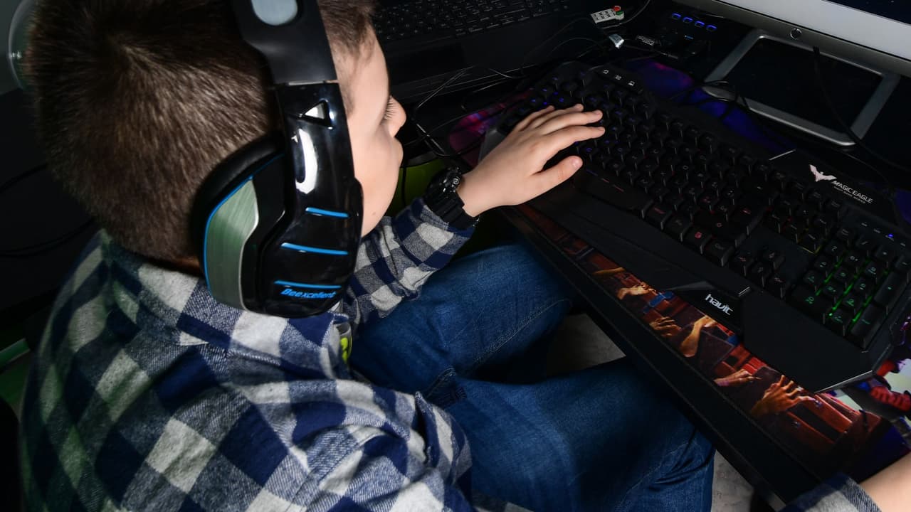 Evita que tus hijos se expongan a peligros a través de juegos en línea: esto debes tener en cuenta