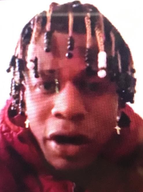 Información sobre el sospechoso puede reportarse al 770-513-5300 o al 404-577-8477.