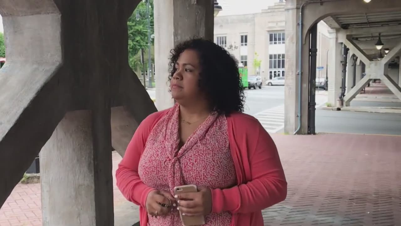 "Me salí de control": rompe el silencio la mujer que arremetió con un martillo contra el auto de su esposo 