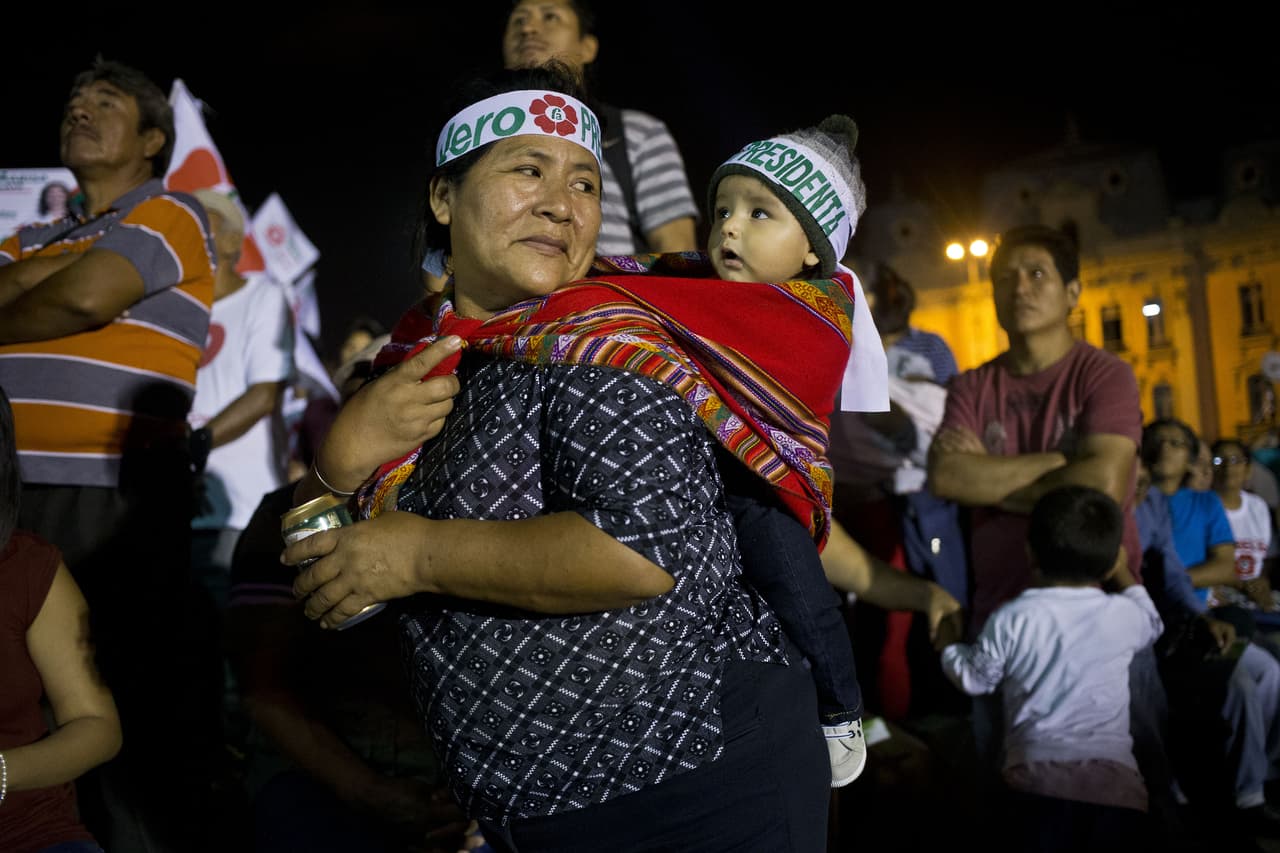 Una partidaria de la candidata izquierdista Veronika Mendoza en un acto con su hijo.