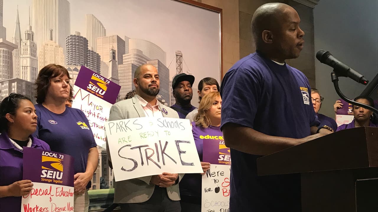 Miles de trabajadores de CPS y del Distrito de Parques de Chicago dicen estar listos para irse a huelga