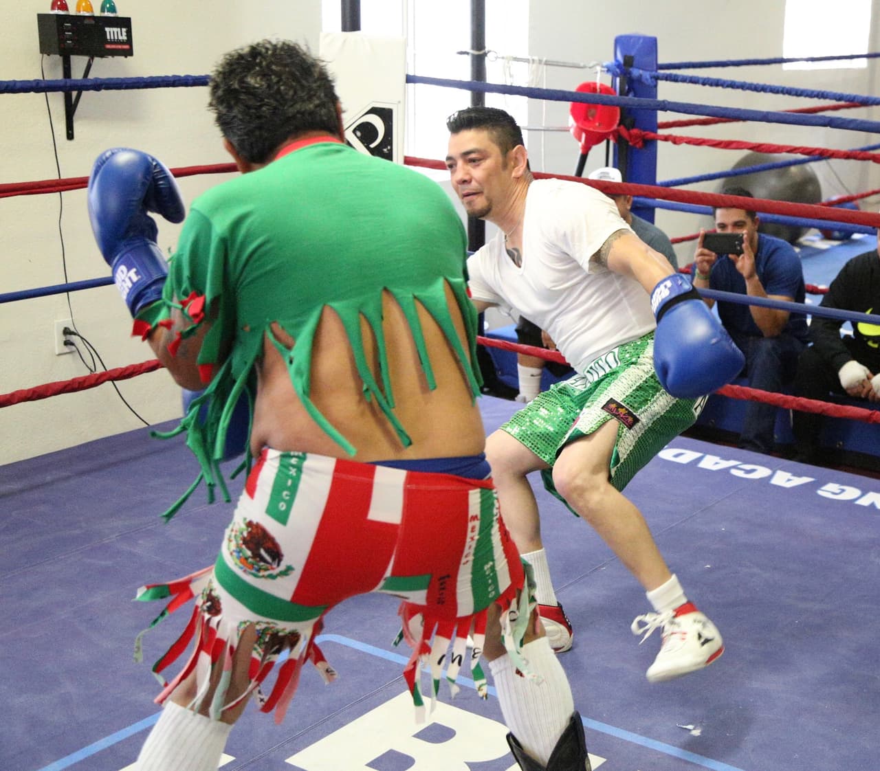 Así pagó la apuesta El Feo a Raúl 'El Pelón' después de la derrota de Julio César Chávez Jr.