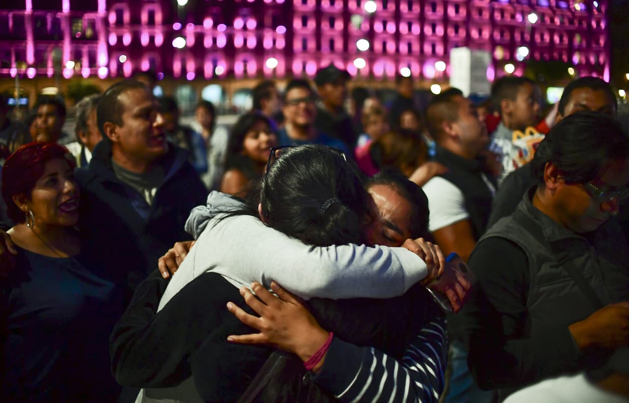 Seguidores del virtual nuevo mandatario se ven emocionados durante la celebración.