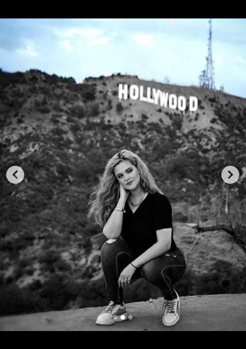 Compartió con sus fans tres distintas fotos con la insignia de fondo. 
<br>