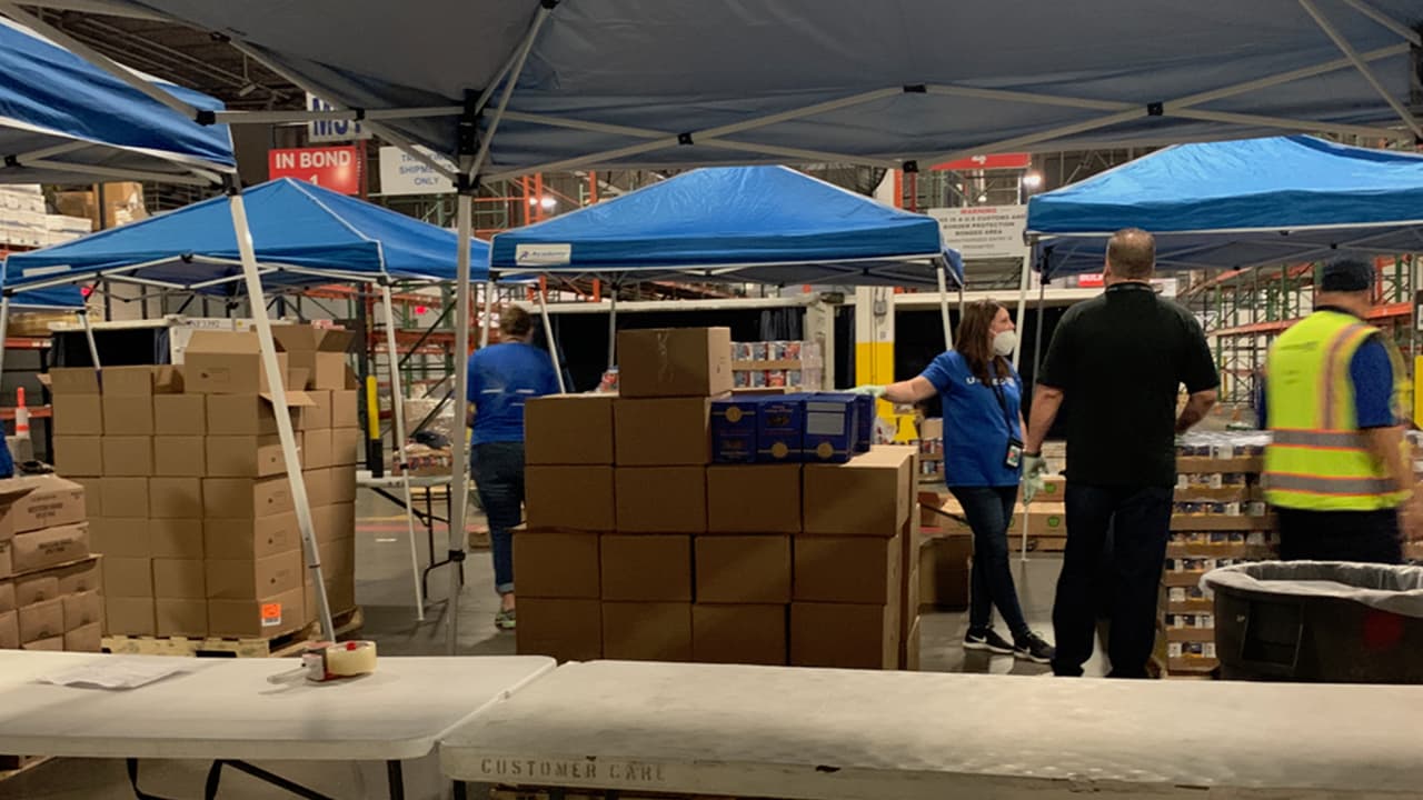 En el lugar trabajan voluntarios que distribuyen la comida que después será trasladada en camiones a los puntos de reparto.