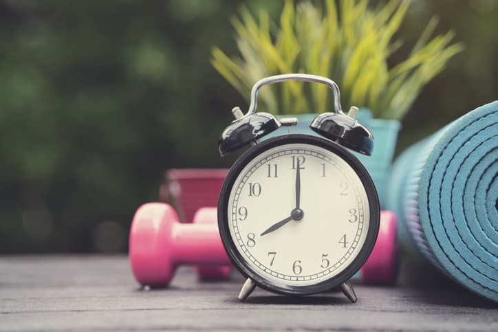 <b>La hora del ejercicio importa</b>. Cuando hacemos ejercicio aeróbico liberamos unas sustancias químicas llamadas endorfinas. Para muchas personas, este proceso aumenta la actividad cerebral y las mantiene despiertas. Por eso es importante terminar el ejercicio cardiovascular una o dos horas antes de acostarte. 
<br>
<br>Por otro lado,
<a href="https://www.univision.com/noticias/salud/que-hora-es-mejor-hacer-ejercicio">con el ejercicio aumenta la temperatura central del cuerpo</a>, lo que es una señal para el organismo de que es hora de estar despierto. Unos 90 minutos después la temperatura empieza a bajar, lo que puede provocar una sensación de somnolencia, otra razón por la que sería conveniente esperar un tiempo después del ejercicio para meterse en la cama.