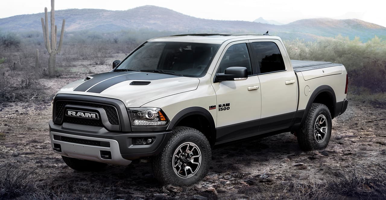 Salvo algunas modificaciones visuales en 2013, y la disponibilidad de un V6 diésel y suspensión de aire en 2014, 
<b>la pickup Ram no ha sido actualizada significativamente desde su legada al mercado en 2008</b> como modelo 2009. Esto no significa que la joven división de camionetas pickup de Fiat Chrysler, separada de Dodge en 2013, haya estado sentada de brazos cruzados como lo prueba la infinidad de versiones y ediciones especiales con que cuenta 
<b><a href="http://www.univision.com/noticias/ram/ram-expande-la-linea-de-sus-heavy-duty-con-el-paquete-night" target="_blank">esta camioneta</a></b>. Su reemplazo no puede estar muy lejos ya que las pickup son el segmento más despiadadamente competitivo del mercado actual.
<br>
<br>En la imagen la 
<b>Ram 1500 Rebel 2017</b>.
<br>