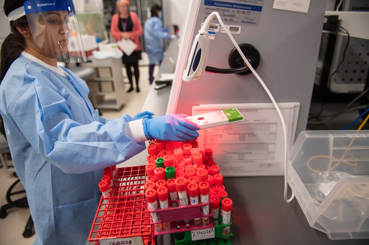 El doctor Carlos Espinal, experto de la Universidad FIU, dice que las mascarillas solo son eficaces si se combinan con el lavado frecuente de manos con una solución hidroalcohólica o con agua y jabón.
<br>